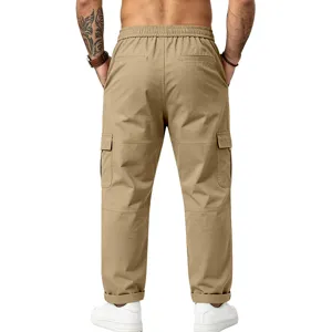 Detailansicht der khakifarbenen Herren-Cargohose mit Kordelzugbund und Seitentaschen.