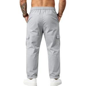 Herren Freizeithose Cargo in Hellgrau mit elastischem Kordelzug und praktischen Seitentaschen.