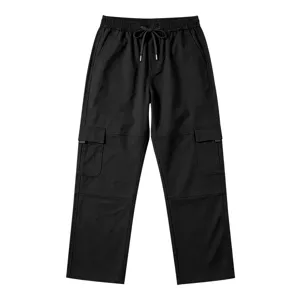 Nahaufnahme der schwarzen Cargohose im Straight-Leg-Stil mit Seitentaschen und Kordelzug.