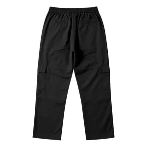 Detailansicht der schwarzen Herren-Cargohose von hinten mit Taillenzugband und Seitentaschen.