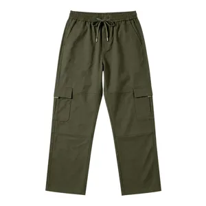 Detailansicht der dunkelgrünen Herren-Cargohose mit elastischem Kordelzugbund.