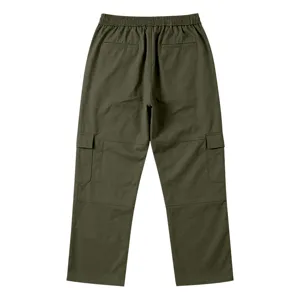 Detailansicht der olivgrünen Herren-Cargohose von hinten mit praktischen Taschen und Passform.