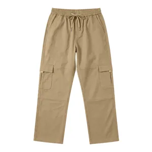 Detailansicht der khakifarbenen Cargohose mit elastischem Kordelzugbund und Seitentaschen.
