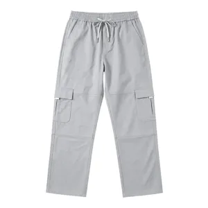 Herren lässige graue Cargohose, gerader Schnitt, elastischer Kordelzugbund. Detailansicht.
