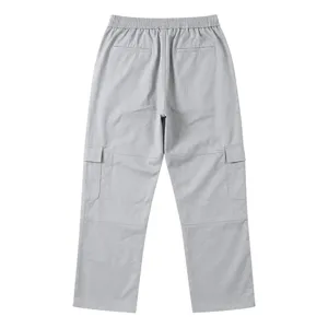 Herren graue Freizeit Cargo Hose Detailansicht mit elastischem Bund und Seitentaschen.