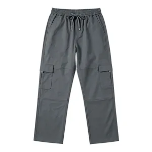 Detailansicht der dunkelgrauen Freizeithose mit praktischen Seitentaschen und Kordelzug.