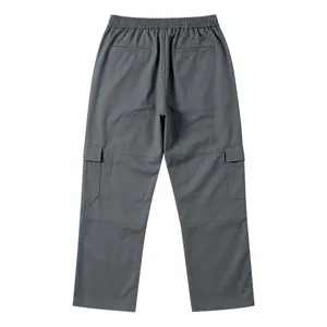 Rückansicht Detail der dunkelgrauen Herren Freizeithose mit praktischen Cargotaschen und Bund.