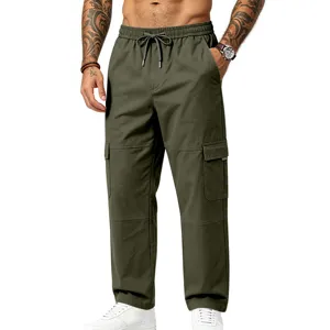 Herren olivgrüne Freizeithose Cargo mit Kordelzug und geradem Schnitt sowie praktischen Taschen.