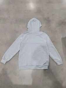 Grauer Kapuzenpullover Detailansicht, minimalistisches Design, bequemer Stoff, Alltag.