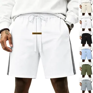 Shorts de sport amples décontractés pour hommes avec bandes latérales et multichromatique.