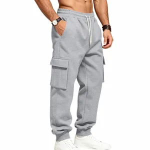 Dettaglio ravvicinato di pantaloni cargo grigi casual larghi con tasche multiple e polsini.