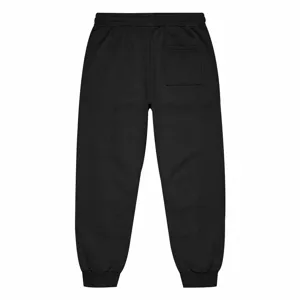 Gedetailleerd achteroverzicht van zwarte fleece joggingbroek met een achterzak en elastische boorden.