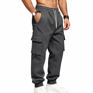 Vista dettagliata dei pantaloni cargo grigio scuro da uomo con tasche e polsini elastici.