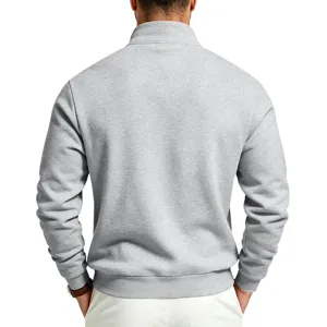 Vista trasera detallada de la sudadera para hombre de cuello alto con felpa gris claro.