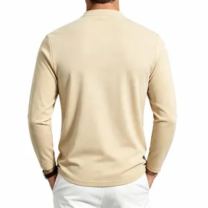 Achterkant details van casual kaki heren shirt met lange mouwen, stijlvolle kleding.