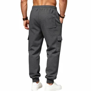 Dettaglio vista posteriore dei pantaloni cargo felpati grigio scuro con tasche e polsini.