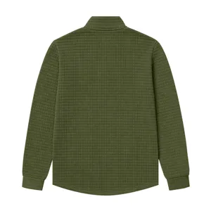 Vista detallada de textura nido de abeja cuello alto manga larga hombre estilo casual.