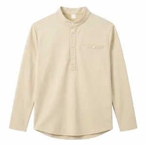 Gedetailleerd overzicht van het casual heren henley shirt met lange mouwen en borstzak.