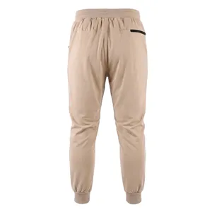 Dettaglio vista posteriore pantaloni casual in khaki con polsini elastici e tasca con zip.