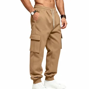 Vista dettagliata di pantaloni cargo felpati da uomo in kaki con tasche e coulisse.