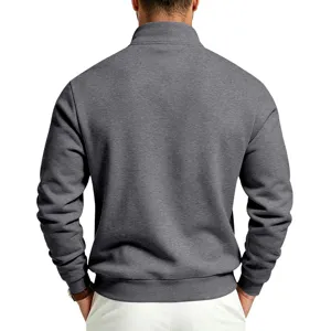 Detalle de sudadera casual de hombre con cuello alto afelpado mostrando la espalda.