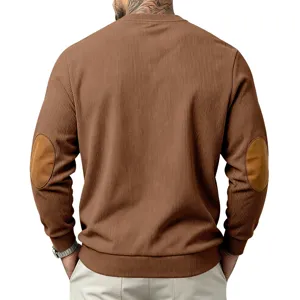 Pull marron pour homme en tricot côtelé vue arrière avec patchs de coude rétro.
