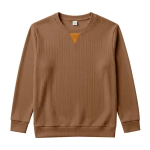 Vue détaillée du sweat-shirt marron pour homme avec texture côtelée et insert en v classique.