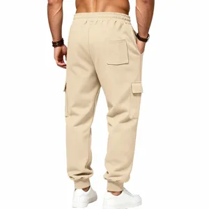 Vista posteriore di pantaloni cargo felpati da uomo in kaki con tasche e polsini.