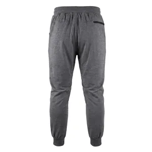 Dettaglio pantaloni tuta grigi da uomo, jogger sportivo casual con tasca con zip.