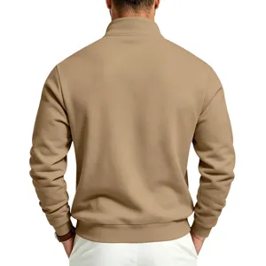 Detalle trasero de la sudadera de felpa con cuello alto caqui para hombre de uso diario.
