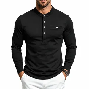 Professioneel hoofdaanzicht van een klassiek zwart Henley-shirt met lange mouwen voor heren.