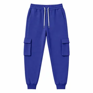 Primo piano di pantaloni cargo blu royal con tasche laterali, coulisse e polsini elastici.