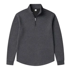 Vista detallada de la parte superior de manga larga para hombre gris oscura con cuello alto y zip.