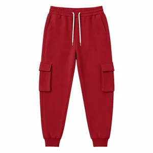 Dettaglio di pantaloni felpati cargo rossi con elastico in vita e tasche laterali pratiche.