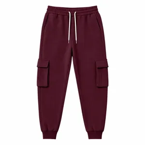 Vista ravvicinata dettagliata dei pantaloni della tuta cargo da uomo con tasche multiple.