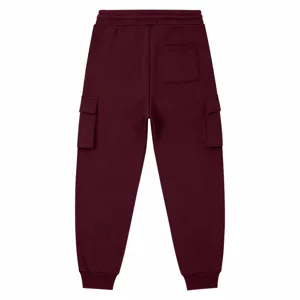 Dettaglio posteriore dei pantaloni cargo bordeaux da uomo, con tasca posteriore e tasche laterali.