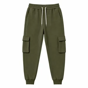 Vista dettagliata di pantaloni cargo verde militare da uomo con coulisse e tasche.