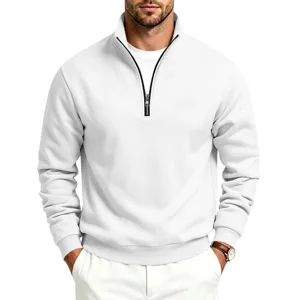 Vista de cerca que muestra el cuello alzado de media cremallera y el suave tejido polar.