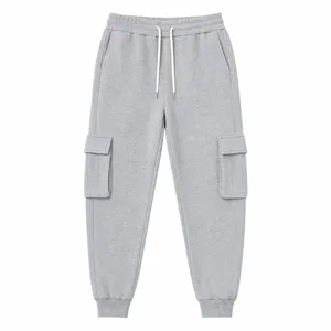 Vista dettagliata dei pantaloni cargo felpati grigi da uomo con tasche multiple e coulisse.