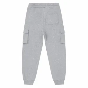 Vista dettagliata dei pantaloni cargo grigi felpati con tasca posteriore e tasche.