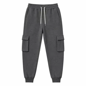 Vista dettagliata dei pantaloni cargo da uomo grigio scuro con tasche multiple e coulisse.