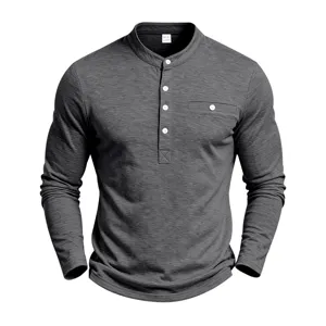 Detailansicht herren dunkelgrau strick henley langarmshirt mit knopfleiste brusttasche.