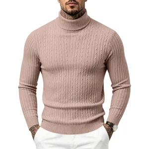 Nahaufnahme des Herren Rollkragen Zopfmuster Pullovers mit feiner Rippstruktur am Kragen.