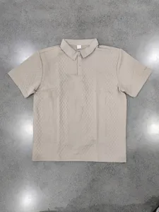 Vue rapprochée et détaillée du polo texturé pour homme en kaki, avec manches courtes et col.