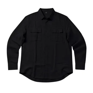Detailaufnahme des schwarzen Herren-Langarm-Utility-Hemds mit zwei praktischen Brusttaschen.