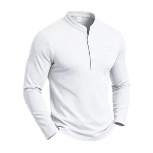 Detailansicht des weißen Herren Langarm Henley Shirts mit Stehkragen und Knopfleiste.