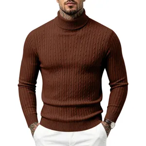 Nahaufnahme Detail des braunen Herren Rollkragenpullovers mit Zopfmuster und Rippstrick.