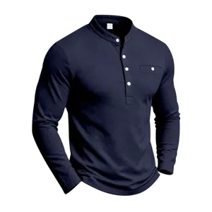 Nahaufnahme Detail des dunkelblauen Herren Strick Henley Langarmshirts mit Knöpfen.