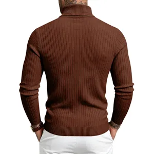 Brauner Herren Rippstrick Rollkragenpullover Detailansicht, enganliegend langarm Strickware.