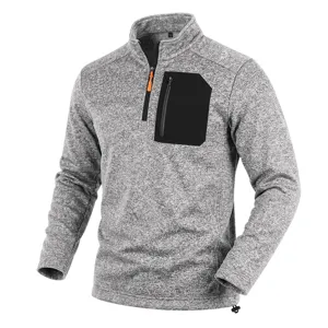 Grauer Fleece-Herrenpullover mit Viertelreißverschluss, Brusttasche und Stehkragen.